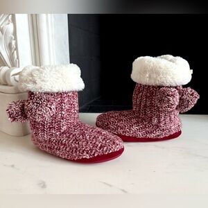 NWT Women lounge Slippers Cozy Red & White Knit
Home Slipper Boots Size S/M 7/8